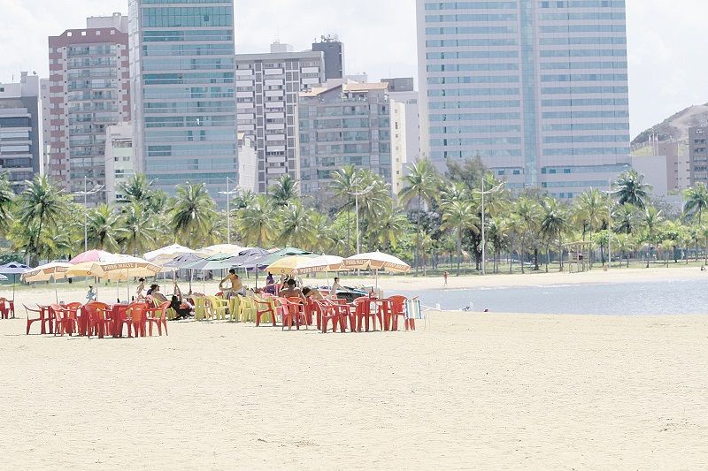 Curva da Jurema: comerciantes ampliaram o número de mesas na areia (Foto: Dayana Souza/AT)