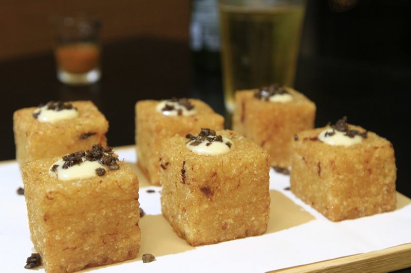 Dadinhos de tapioca com bacalhau, maionese de cebola caramelizada e terra de azeitona estão entre as novas opções para petiscar. (Foto: Dayana Souza/AT)