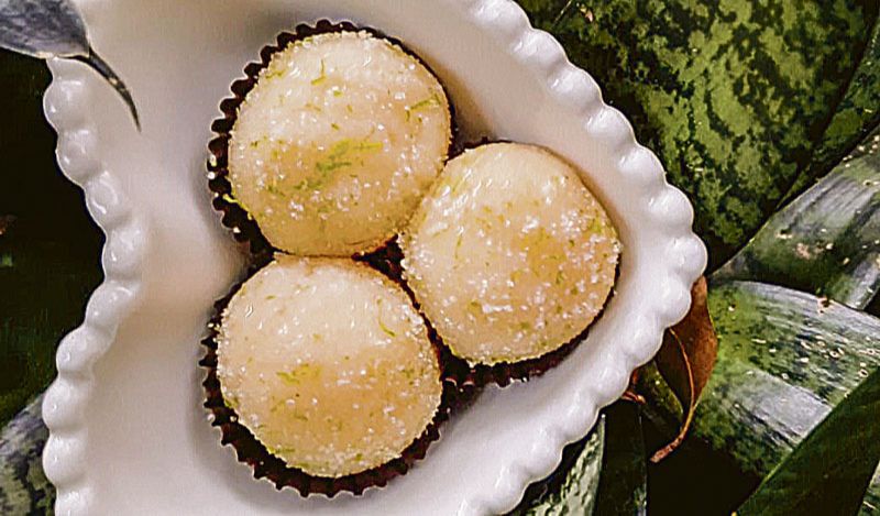 De caipirinha, com glucose de milho, cachaça e raspas de limão Taiti. (Foto: Divulgação)