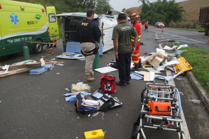 Destroços ficaram espalhados pela pista após acidente com ambulância (Foto: Beto Barbosa)