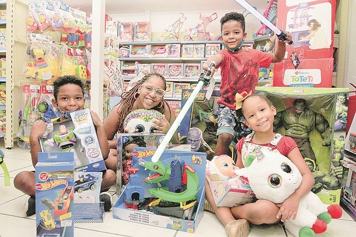 Roberta Amaral levou a filha Lavinia, de 6 anos, e os enteados Silas, 8, e Tales, 6, para a escolha dos presentes (Foto: Kadidja Fernandes/AT)
