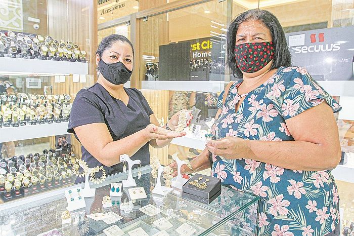 A vendedora Olga e a cliente Rita, que aprovou os descontos oferecidos e elogiou o atendimento prestado (Foto: Dayana Souza — 14/09/2020)