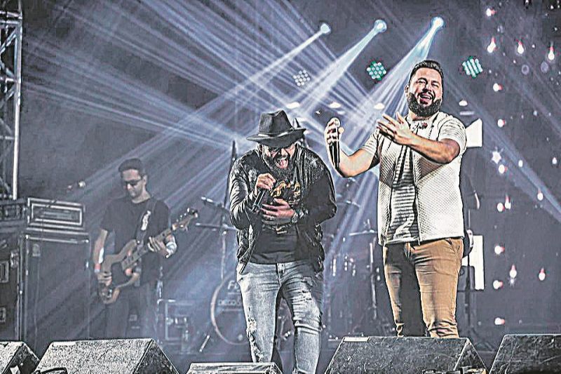 Diego e Arnaldo vão cantar sucessos como “Decisão Errada”, “Cachê Pra Lua” e “Relógio Parado”. (Foto: Divulgação/Facebook)