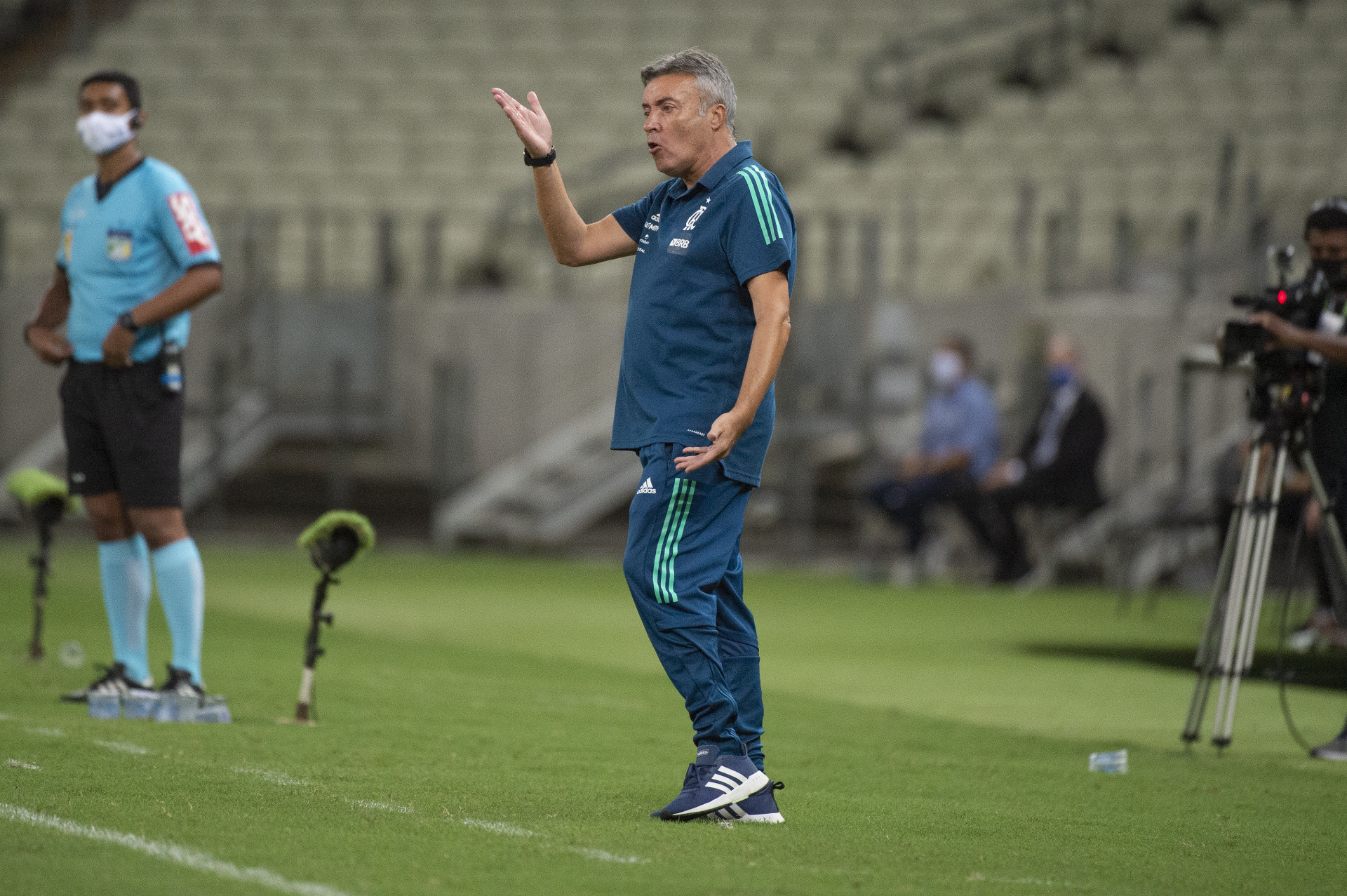 Domènec Torrent e a torcida do Fla já dão sinais de desamor (Foto: Alexandre Vidal/Flamengo)