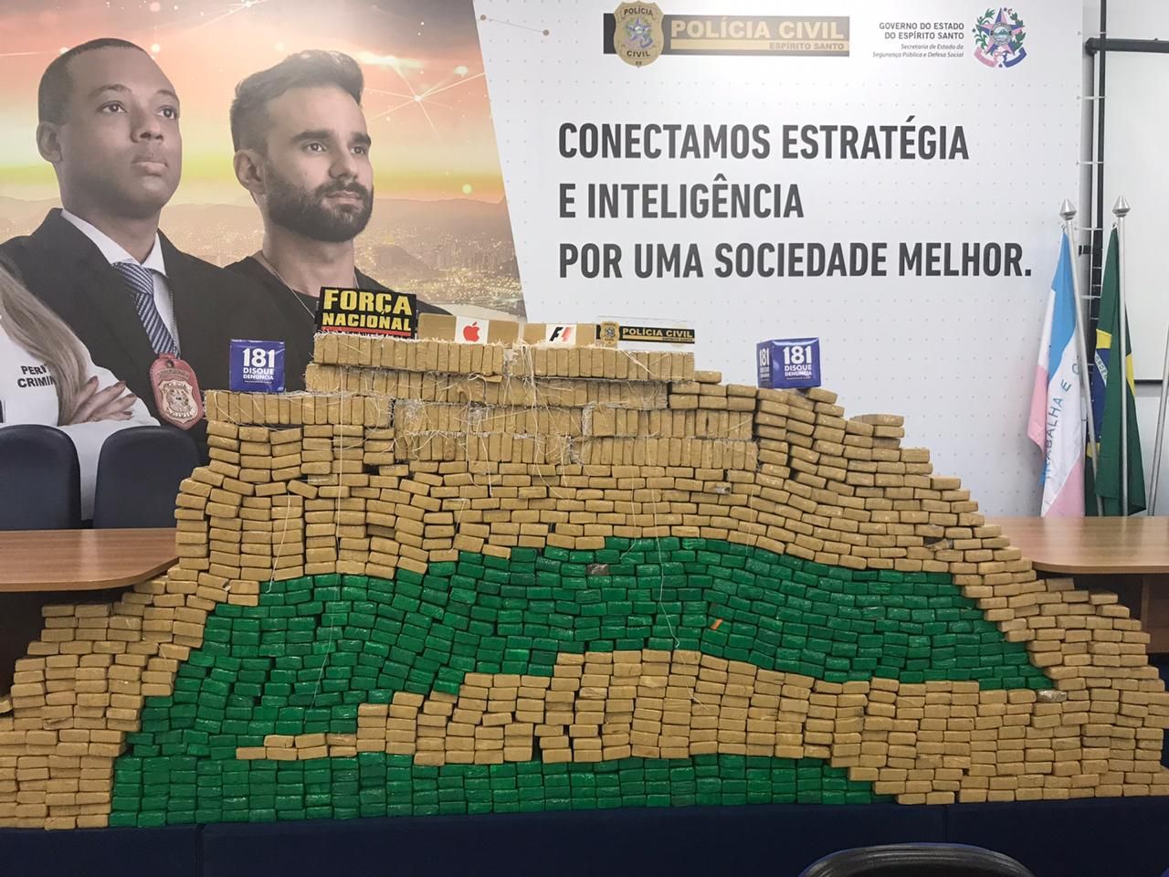 Droga que foi apreendida em um fundo falso de um caminhão (Foto: Jaciele Simoura)