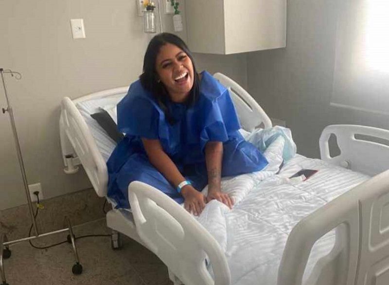 Foto de Edisa tirada antes da cirurgia plástica, na clínica (Foto: Reprodução/Twitter)