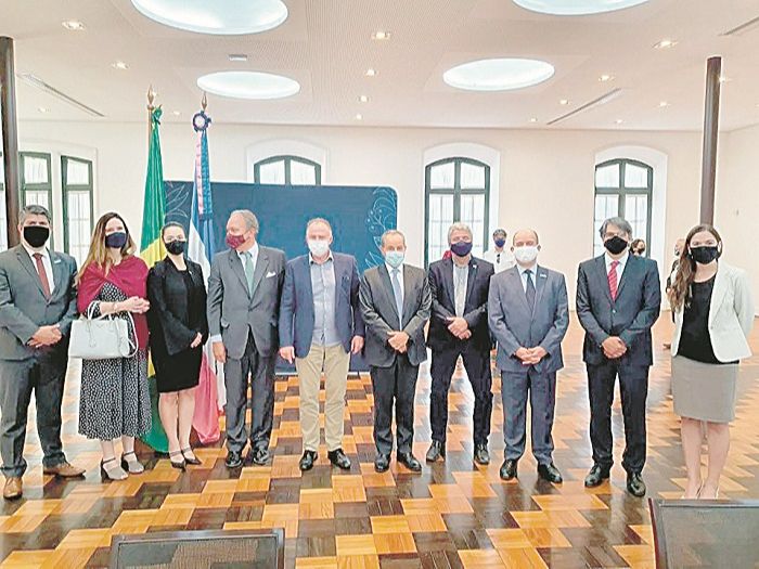 Casagrande, entre representantes da Karavan e da Petrobras: oportunidades de trabalho para 23 profissões (Foto: Hélio Filho/Secom)