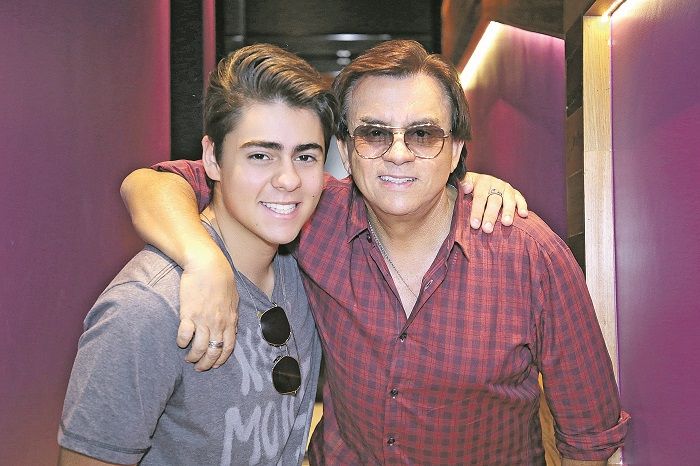 Enrico e Chitãozinho: emoção ao cantar juntos (Foto: DIVULGAÇÃO/HELENA MELO)