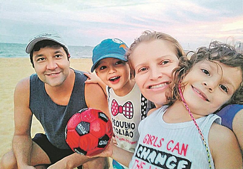 Felipe Mello, com a mulher Aline Hessel e os filhos Theo e Marina. (Foto: Acervo pessoal)