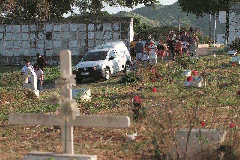 Enterro de Karolina, assassinada pelo namorado com uma serrinha de pedreiro (Foto: Bato Morais)