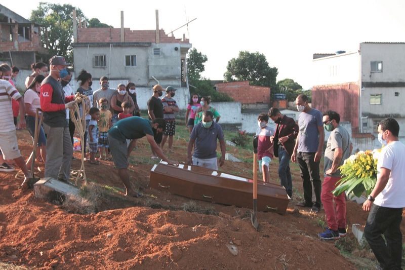 Enterro de Karolina de Souza Silva, morta pelo namorado com uma serrinha de pedreiro (Foto: Beto Morais)