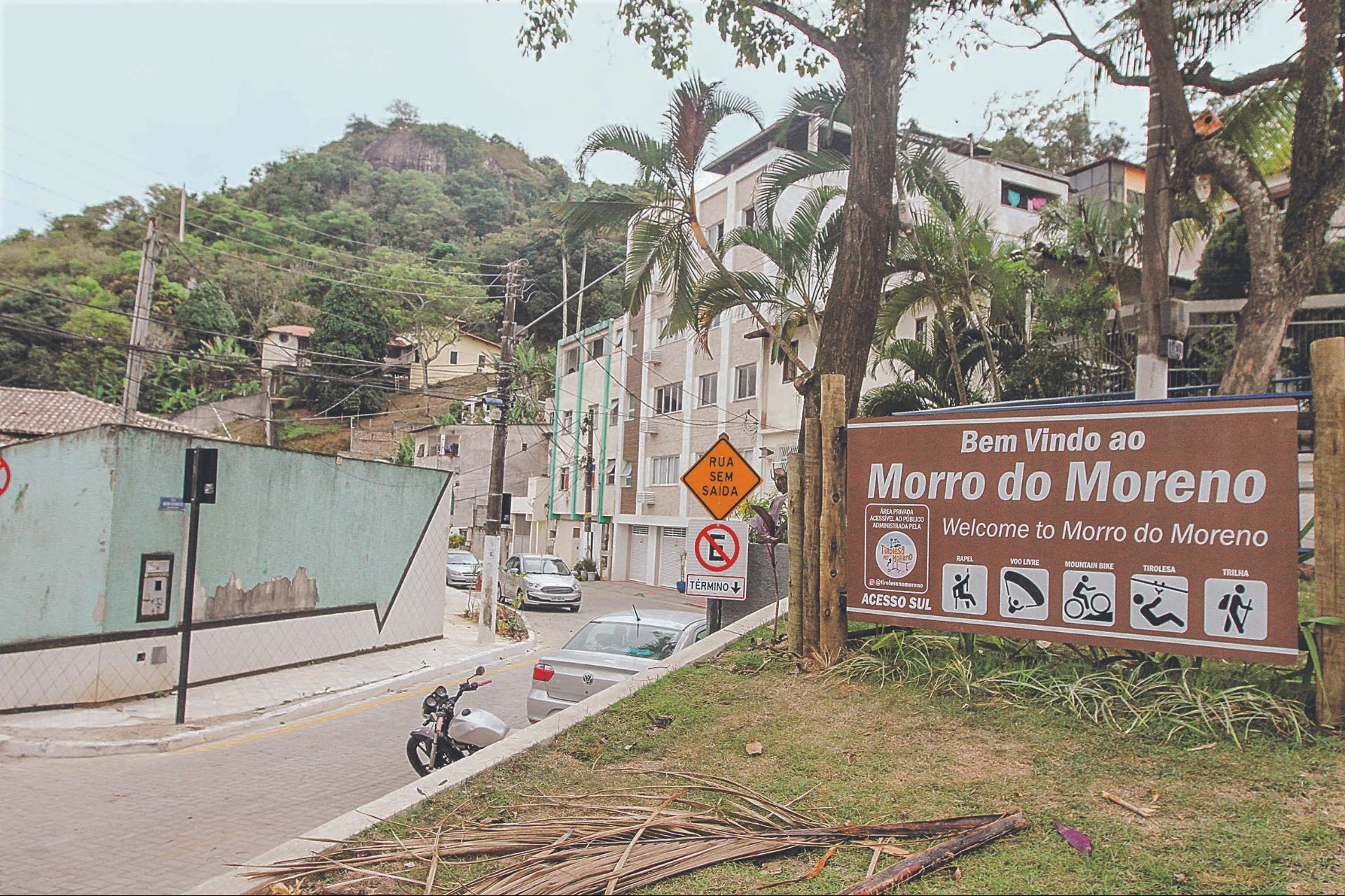 Entrada do Morro do Moreno, em Vila Velha. No destaque, grupo de motociclistas de madrugada na região (Foto: Beto Morais/AT)