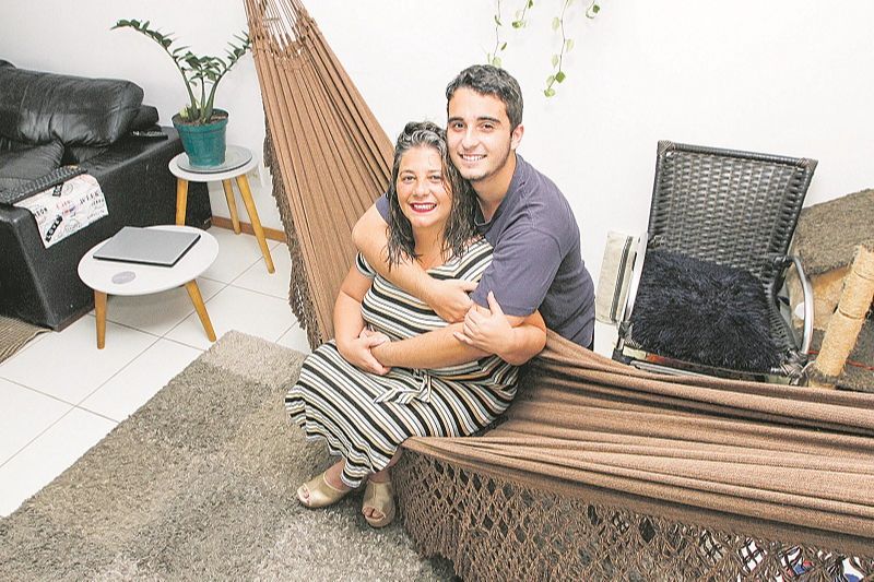 A servidora pública Andreia Pontes, de 45 anos, e seu filho José Roberto Pontes, 17 anos (Foto: Fábio Nunes/ AT)