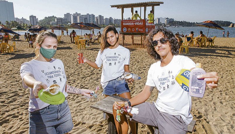 Os estudantes Lívia Bianchi, Thamires Bride e João Victor Damasceno recolhem lixo na praia da Curva da Jurema (Foto: Beto Morais / AT)