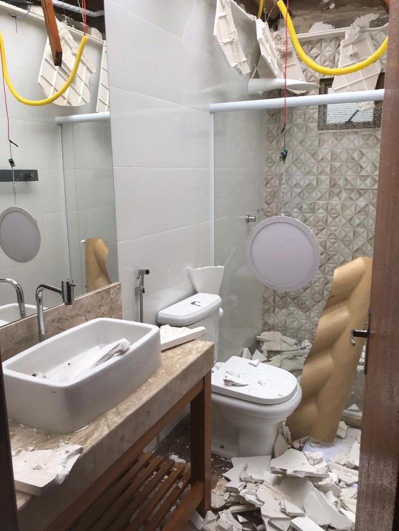 Teto de um banheiro também foi danificado pela ventania. (Foto: Divulgação)