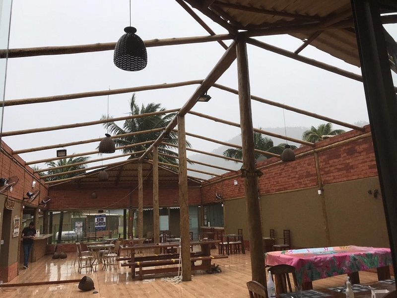 Área de fábrica de cosmético foi destelhada pela ventania em Guarapari. (Foto: Divulgação)