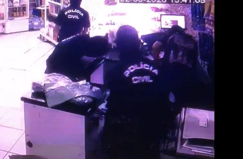 Falsos policiais civis assaltaram uma loja de bebidas no bairro Vila Garrido, em Vila Velha (Foto: Reprodução/vídeo)