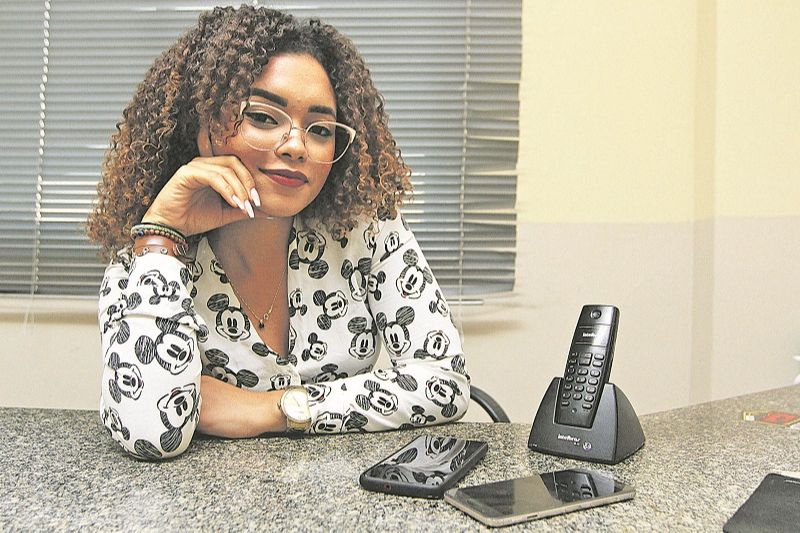 Apesar de pertencer à geração que cresceu em meio à revolução tecnológica, Esther Martins, de 20 anos, afirma que sente falta de receber um telefonema (Foto: Kadidja Fernandes/ AT)