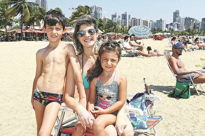 Giseli Modolo, de 39 anos, com os filhos Luna, de 4 anos, e Breno, de 8 (Foto: Leone Iglesias/AT)