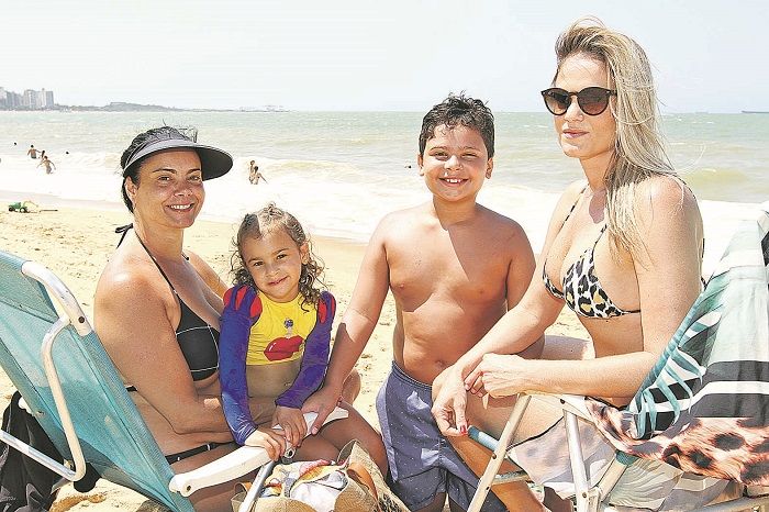 As irmãs Tatiany Dadalto, de 36 anos, advogada, e Josiany Dadalto, 40, jornalista, com as crianças (Foto: Leone Iglesias/AT)