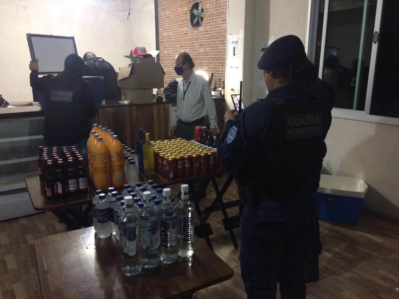 Bebidas foram apreendidas pela equipe da Guarda e da fiscalização da prefeitura de Vila Velha (Foto: Divulgação/ GMVV)