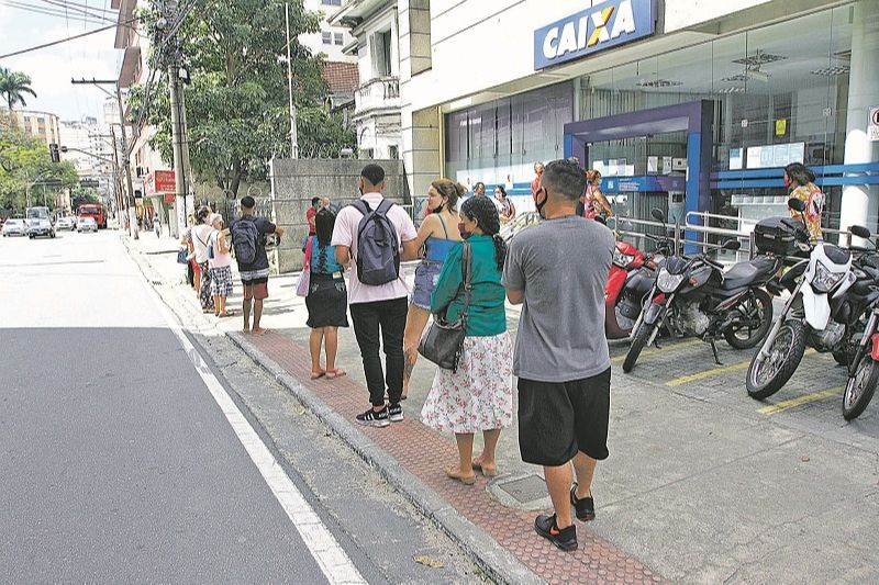 Fila em frente a banco tem sido comum neste período. É preciso manter o distanciamento entre as pessoas (Foto: Dayana Souza/AT)
