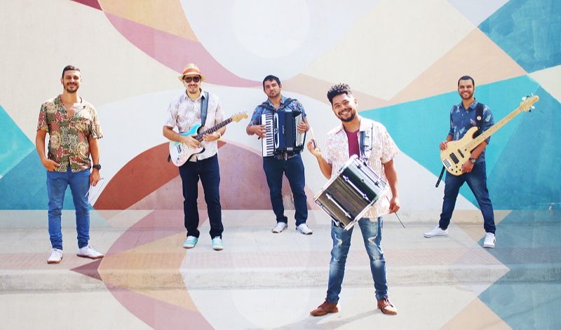 O clipe de "Lagrimando", do grupo Forró Bemtivi, foi gravado e dirigido pelos integrantes da banda. (Foto: Jura Fernandes/Divulgação)