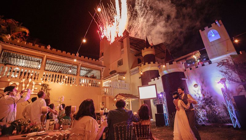 Casamento de Andressa e Caio teve até queima de fogos no castelo (Foto: Brunella Rios e Leonardo Simões)