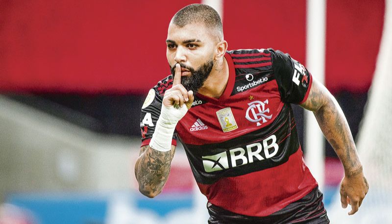 Gabigol comemora o gol da vitória do Flamengo com o dedo na boca fazendo o gesto de silêncio (Foto: Alexandre Vidal / Flamengo)