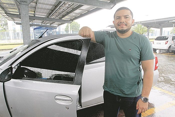 Motorista de aplicativo Gleyson de Oliveira acredita que a lei vai trazer benefícios financeiros aos profissionais (Foto: Dayana Souza/AT)