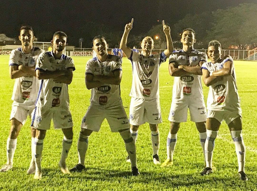 Jogadores do Goianésia comemoram gol em cima do Vitória (Foto: Divulgação/Goianésia)