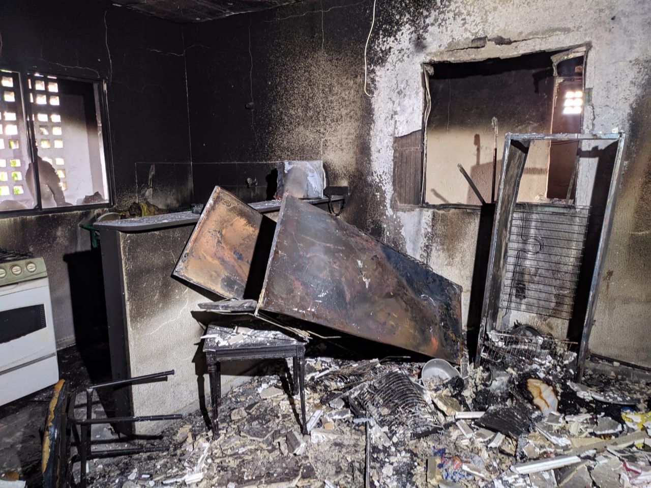 Família perdeu tudo em incêndio (Foto: Júlia Afonso)