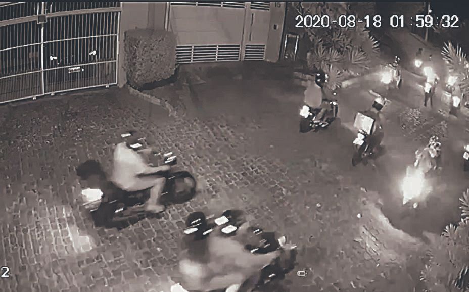 Grupo de motociclistas de madrugada na região (Foto: Imagens de câmera de videomonitoramento)