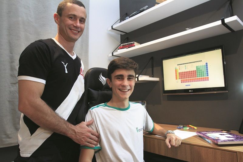 Guilherme Galvêas com o pai Ricardo: conquistas começaram cedo (Foto: Dayana Souza/AT)