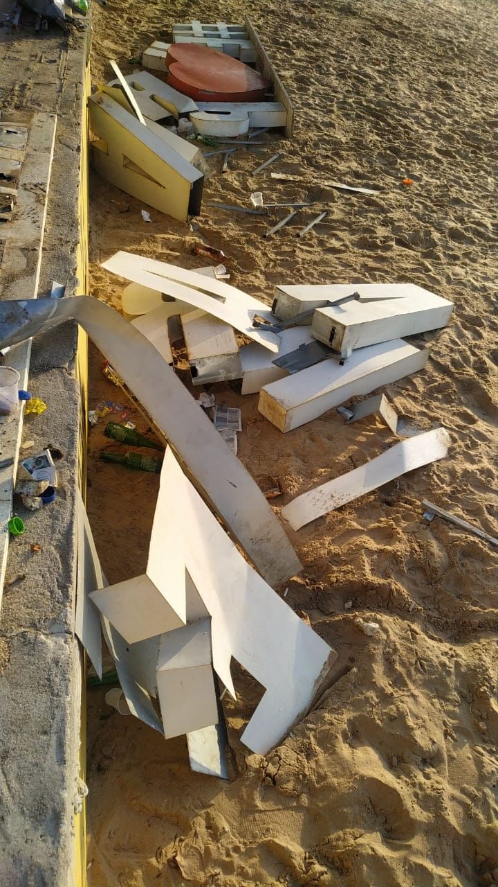 Letreiro foi depredado em Praia Grande, Fundão (Foto: Enviada por WhatsApp)