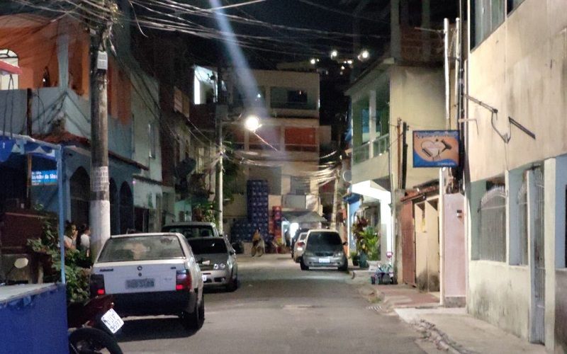 O homem não mora no local, foi contratado para executar um serviço e caiu na parte interna da casa (Foto: Divulgação)