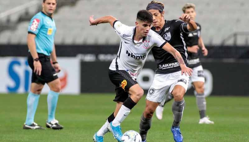 Honda disputa a bola com jogador do Corinthians (Foto: Rodrigo Coca / Agência Corinthians)