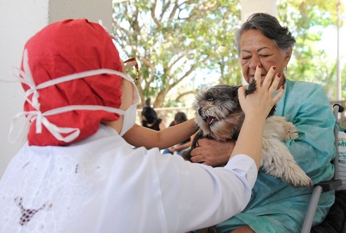 Toy nos braços de Neuza (Foto: Geovana Albuquerque/Agência Saúde DF)
