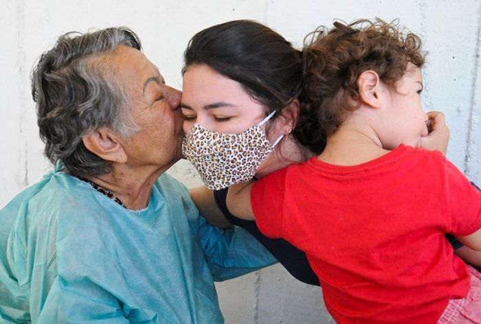Neuza beija familiares (Foto: Geovana Albuquerque/Agência Saúde DF)