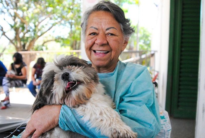 Neuza e Toy felizes com o encontro (Foto: Geovana Albuquerque/Agência Saúde DF)