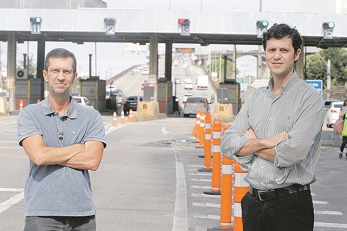Eduardo Nicolau (à esquerda) e Eduardo Borges defendem mudanças no trânsito no entorno da Terceira Ponte, para reduzir os transtornos dos moradores da região (Foto: Fábio Nunes)