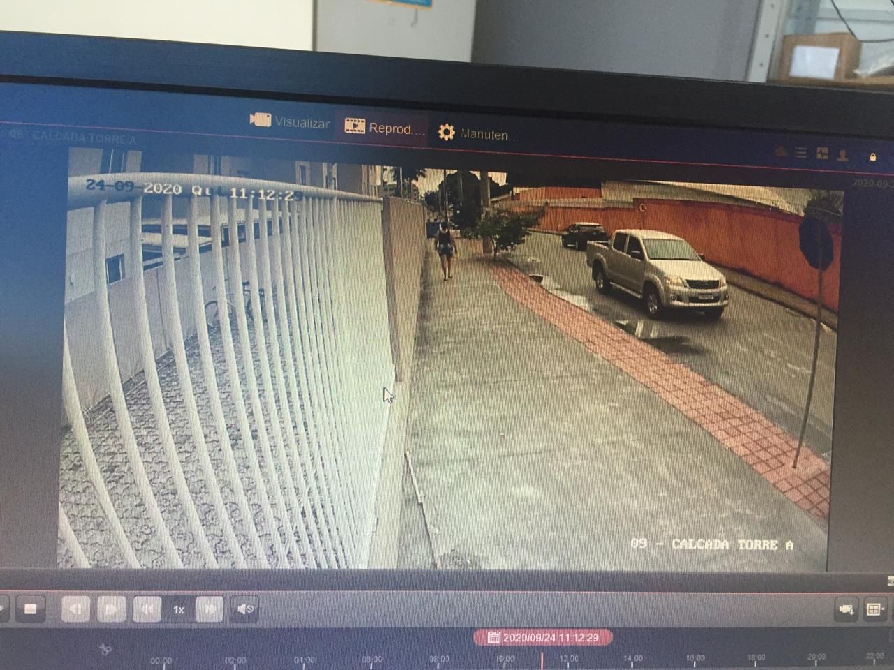 Imagens da caminhonete na região após o roubo (Foto: Divulgação)