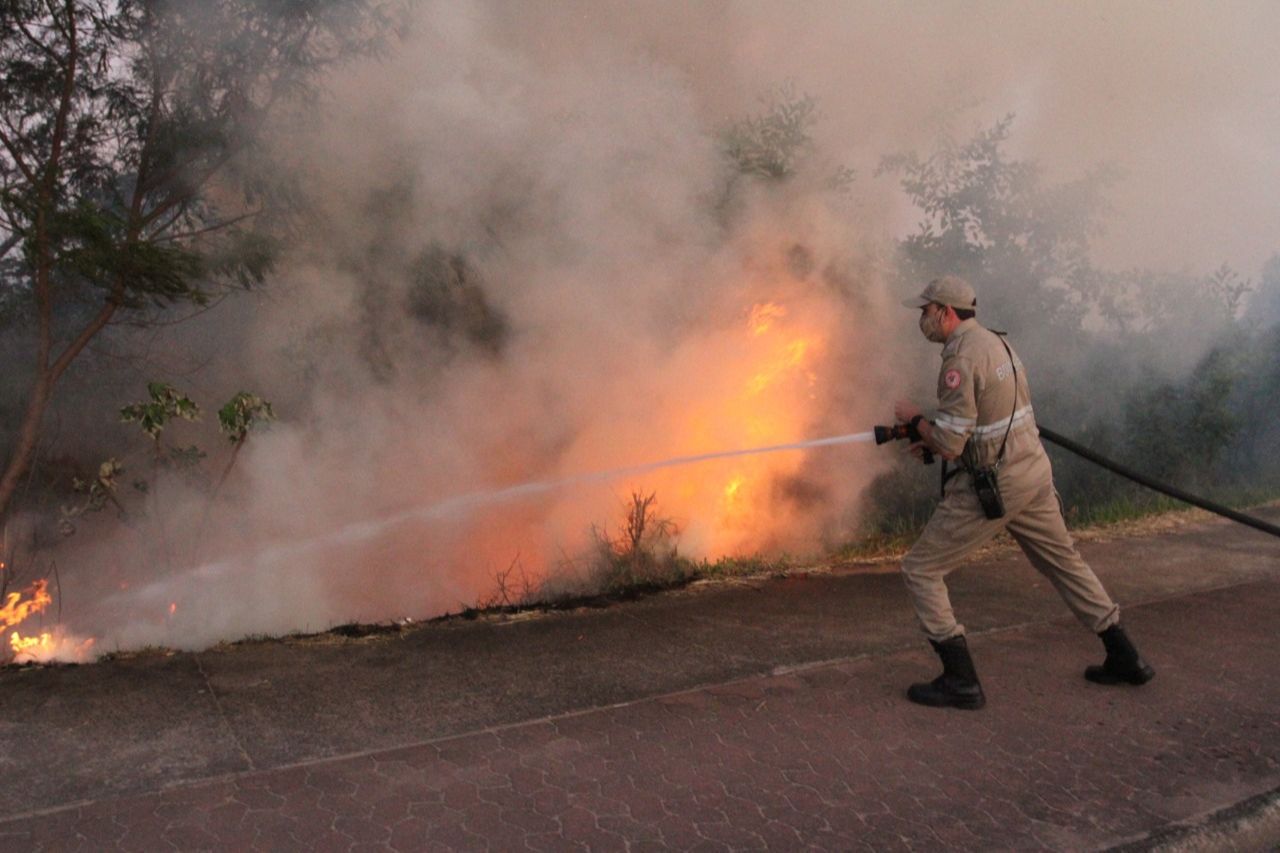Incêndio na Rodovia do Sol (Foto: Leone Iglesias)