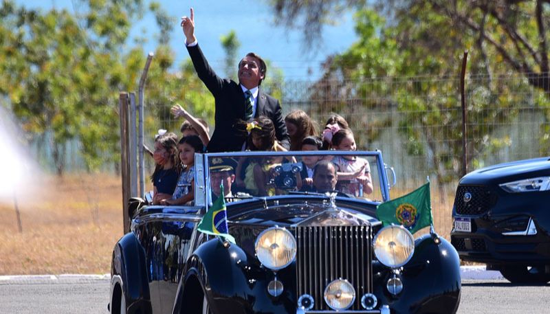 Bolsonaro desfilou crianças no carro oficial (Foto: Cláudio Reis / Agência Estado)