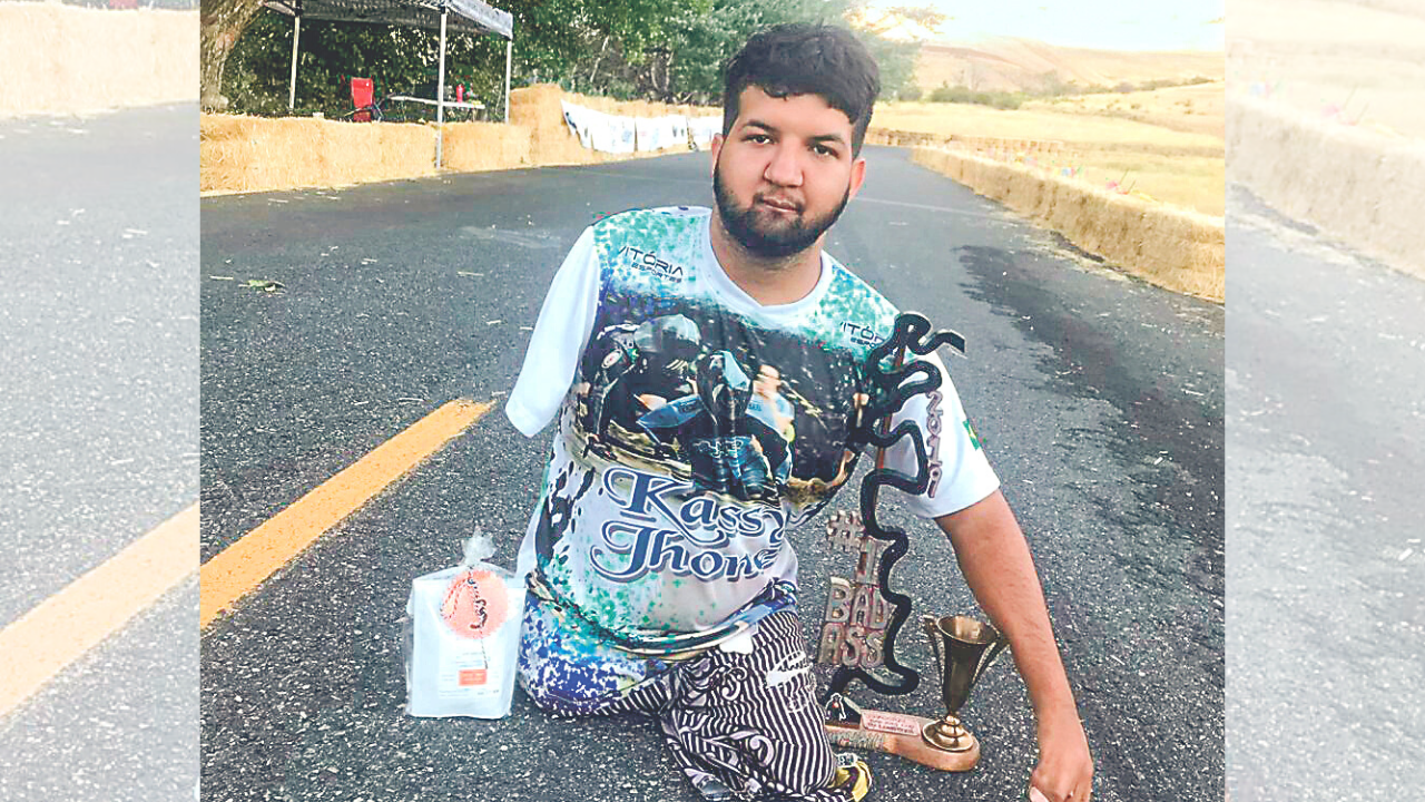 Kassy Jhones depende do benefício pago pelo INSS a pessoas com deficiência (Foto: Divulgação)
