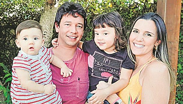 Jordana Sugui e Vinicius Sugui querem colocar a pequena Naomi, de 1 ano, numa creche municipal de Vitória, a mesma em que a irmã, Ayumi, de 4 anos, já estuda (Foto: Acervo de família)