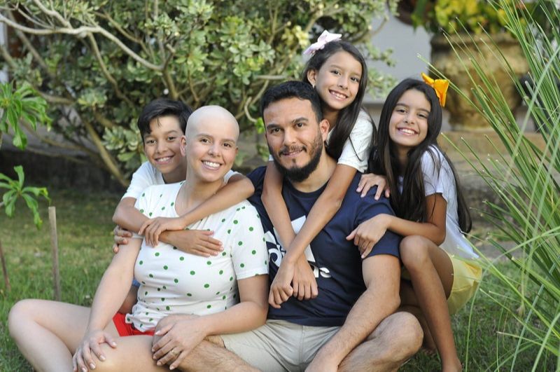 Juliana Agum e a família: tratamento com fé e apoio da família (Foto: Acervo pessoal)