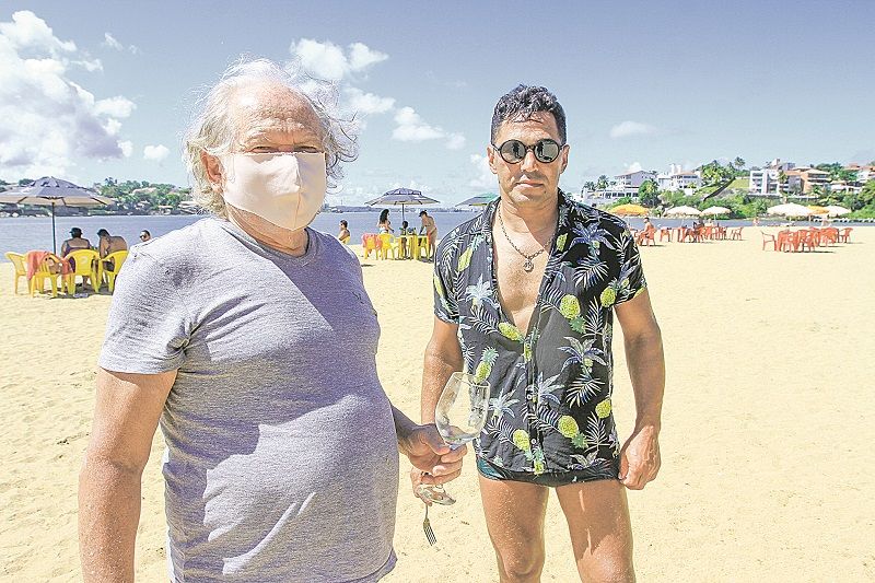 Julio Zordan e o tio, Dionizio Nunes, são de Vitória e aproveitam para curtir a Curva da Jurema (Foto: Dayana Souza/AT)