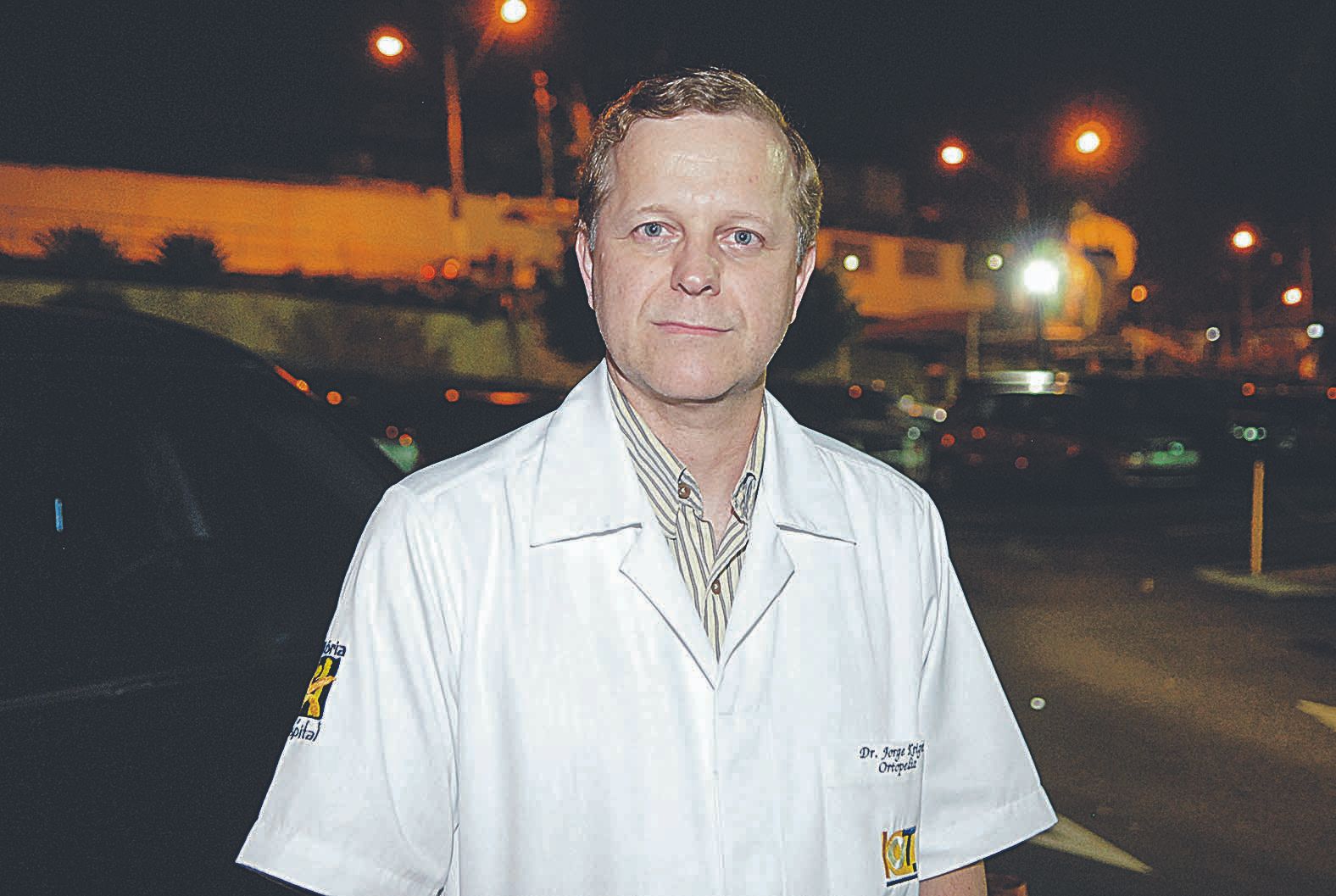Kriger diz que Ana Júlia (destaque, no alto) sobreviveu à queda do prédio (acima) devido à posição em que caiu (Foto: Arquivo/AT)