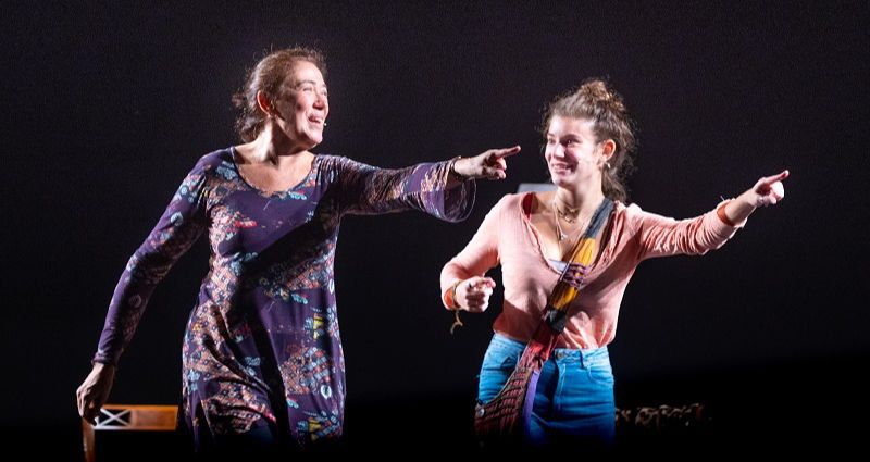 Lilia Cabral e Giulia Bertolli no espetáculo "A Lista". (Foto: Ricardo Brajterman/Divulgação)